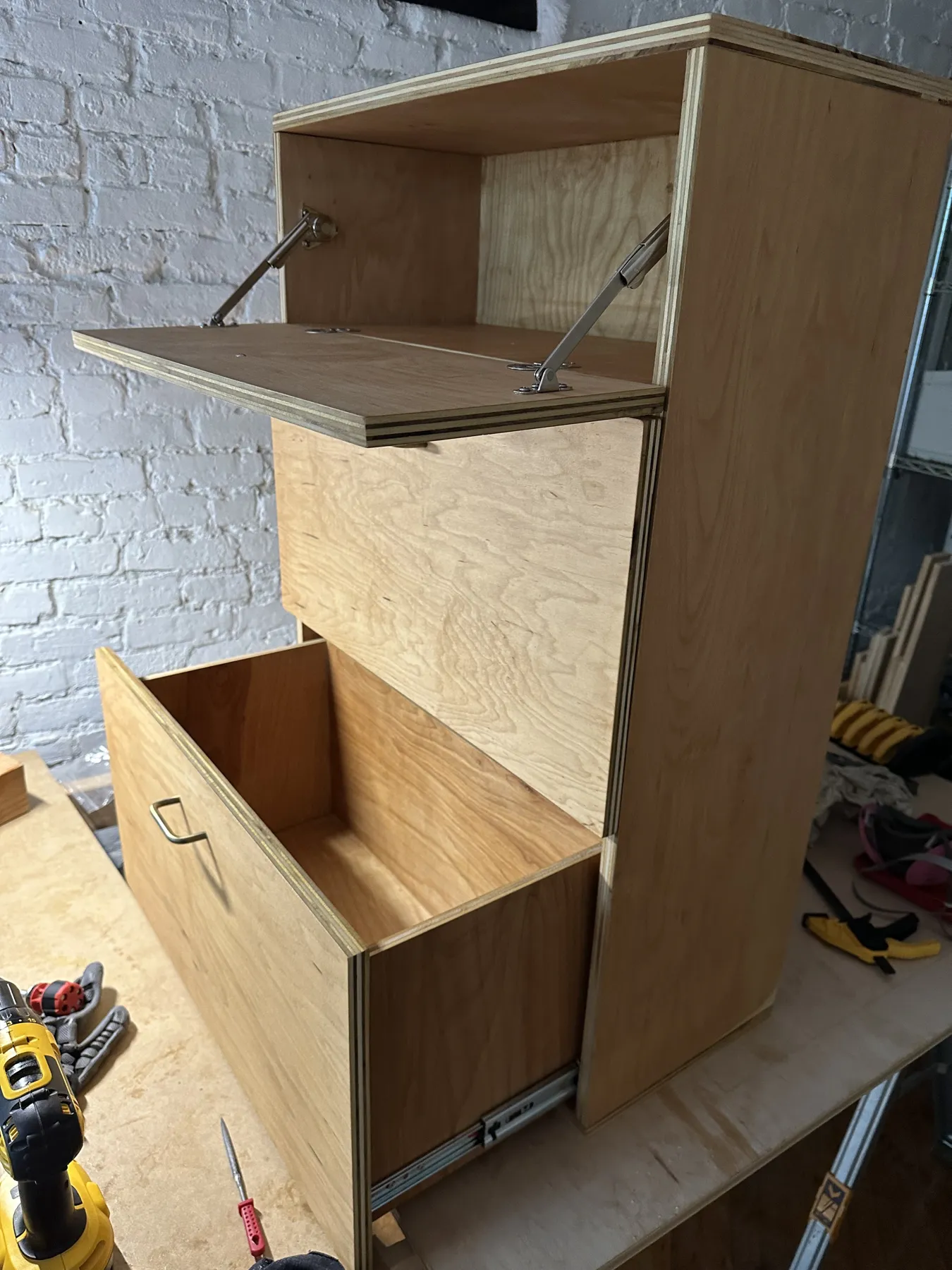 Dresser, open